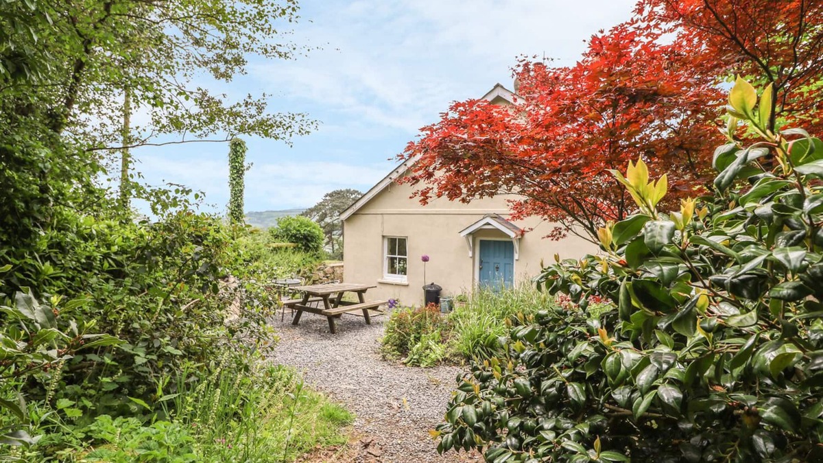 Llandefeilog Cottage | THE GARDEN COTTAGE, pet friendly, country holiday cottage in Kidwelly