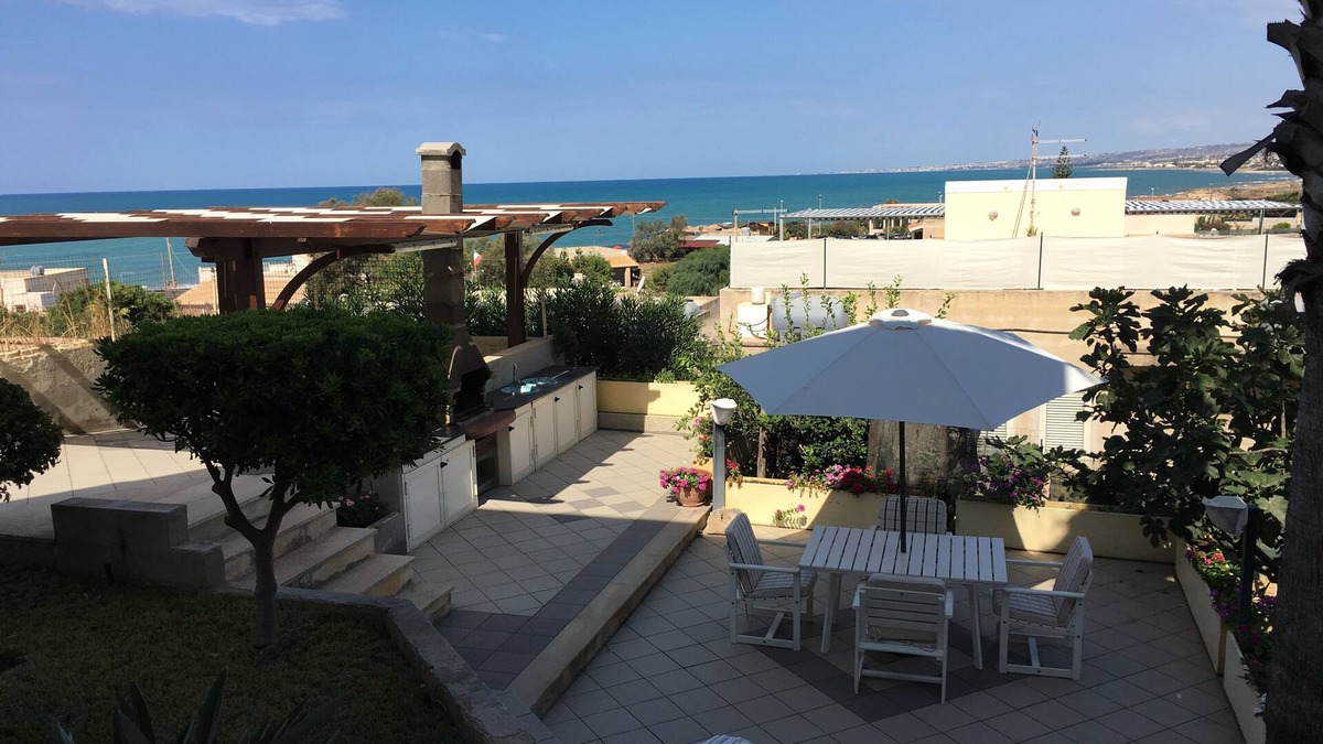 Cava dʼAliga Villa | The garden on the sea - Villa with garden a few meters from the sea