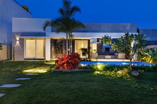 Hosur Apartment | The Garden Stay by StayJadePool2BHKLawnAC