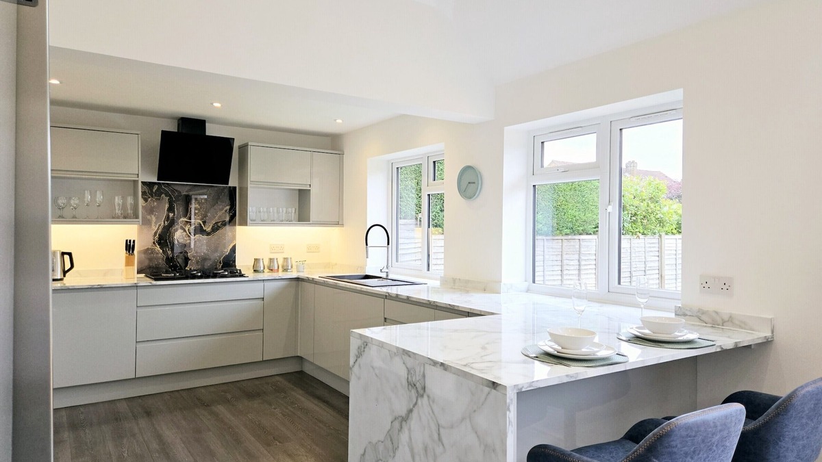 Horley House | The Gardens|3BR Bungalow|Driveway|Near LGW