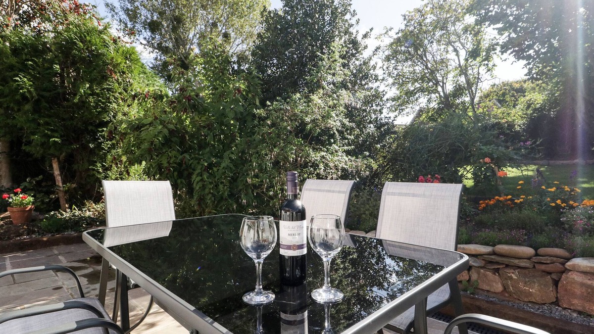 Goathurst House | THE GARDENS, family friendly, with open fire in North Petherton