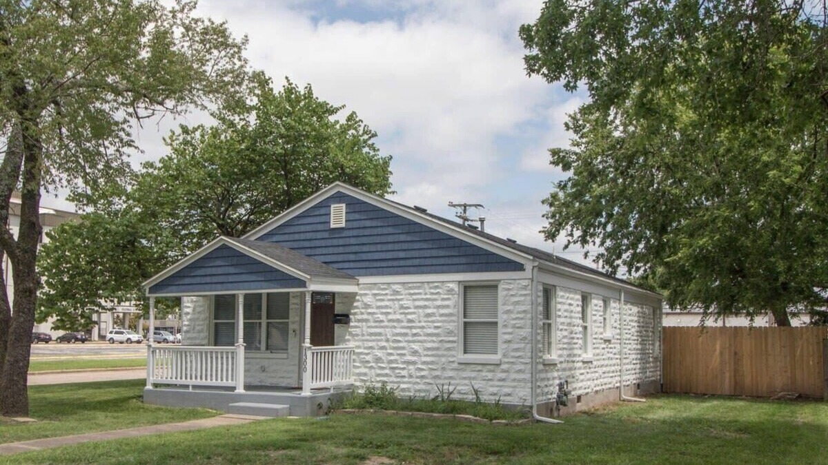 Springfield House | The Gathering Space - Updated - Great Location!