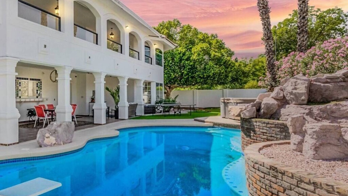 Mesa House | The Gatsby - Sleeps 22 in beds!