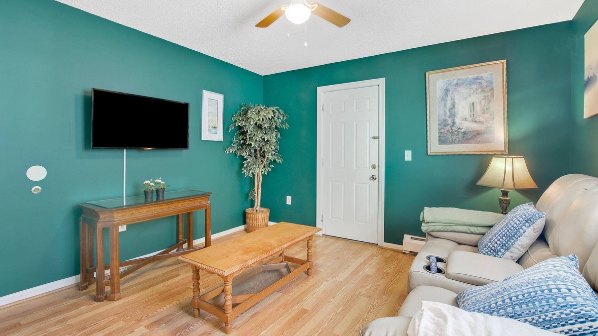 Hartford Apartment | The Gem! nCozy 1-bedroom with AC and WiFi in charming Hartford with office space