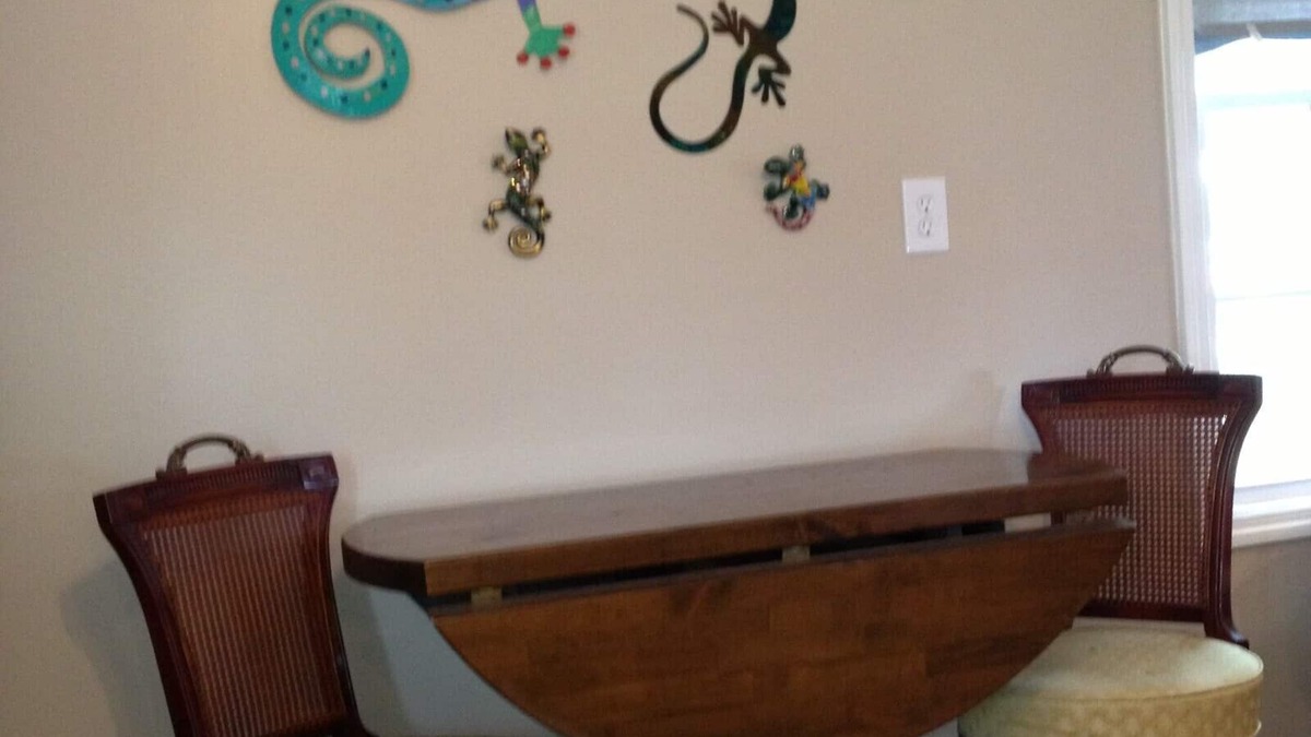 Horseshoe Lake House | “The Giggling Gecko”