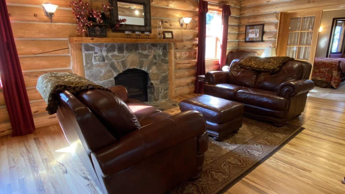 Bailey House | The Gingerbread Cottage - 2.5 acres, craft or meeting room
