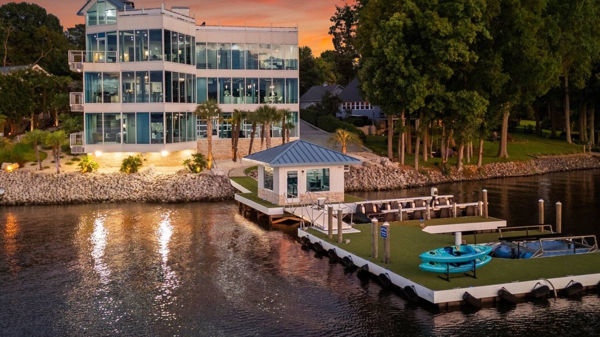 Terrell House | The Glass Mansion w/Optional Boat Rental
