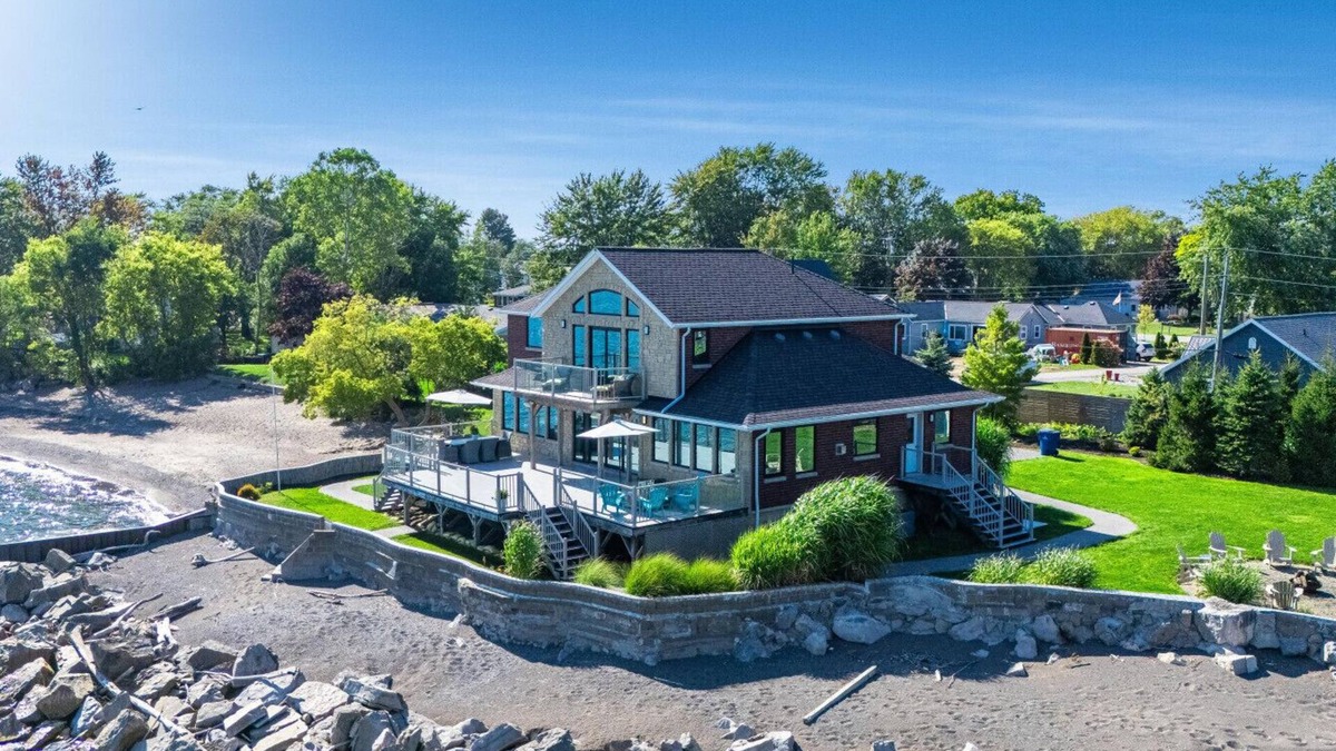 Wheatley House | The Glasswater Lake Estate surrounded by Natural Conservation Areas