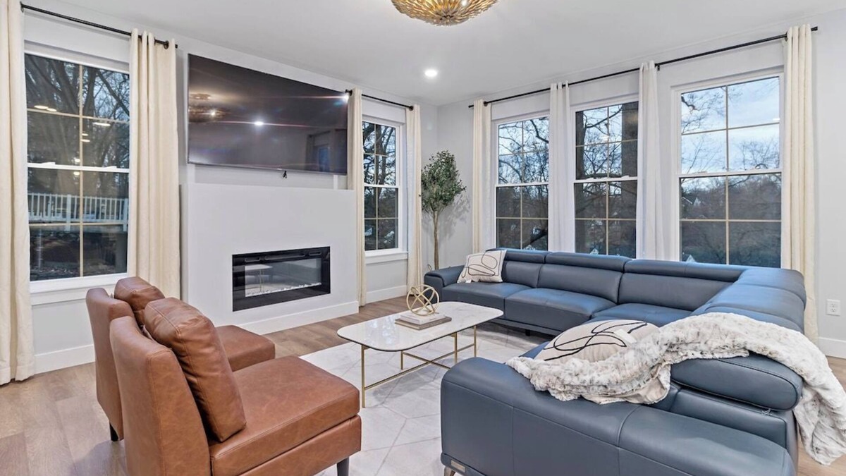 Roselawn Finance House | The Gold Standard of Oakley New Construc 4bd/4.5bt