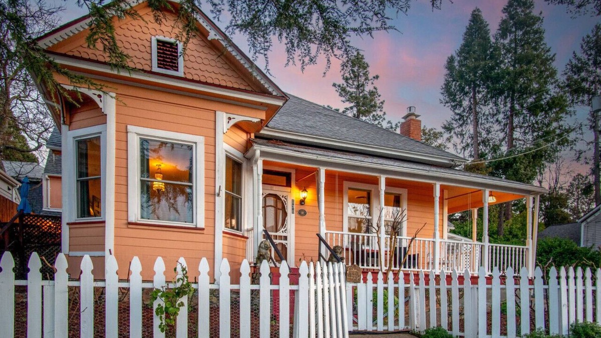 Grass Valley House | The Golden Parlor- Historic Victorian, Hot Tub