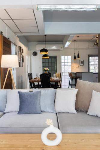 Lat Krabang House | The Golden Room Suvarnabhumi