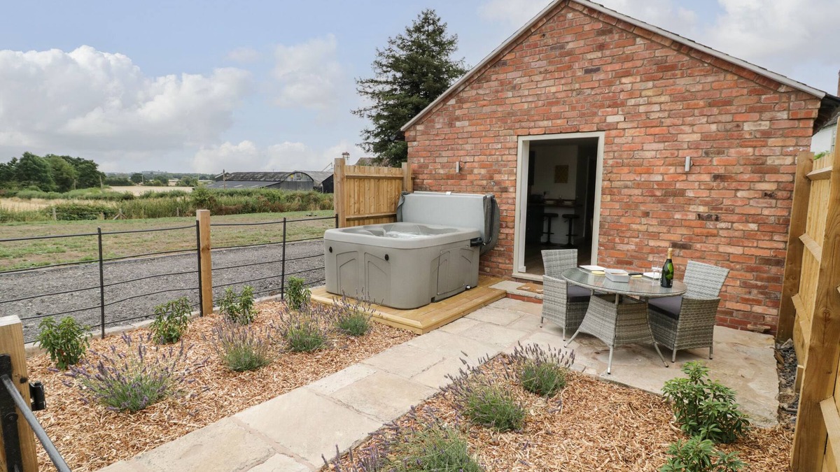 Severn Stoke Cottage | THE GOOSE NEST, pet friendly, with hot tub in Kempsey
