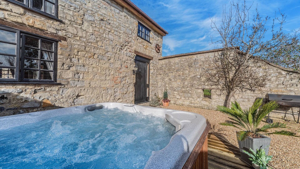 Ilton Cottage | The Granary Converted Barn in a Beautiful Rural Location, hot tub, 4 Star gold