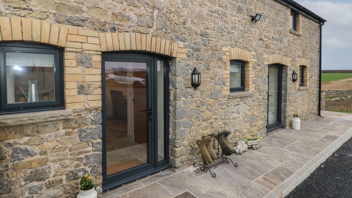 Vale of Glamorgan Cottage | THE GRANARY, pet friendly, with hot tub in St Brides Major