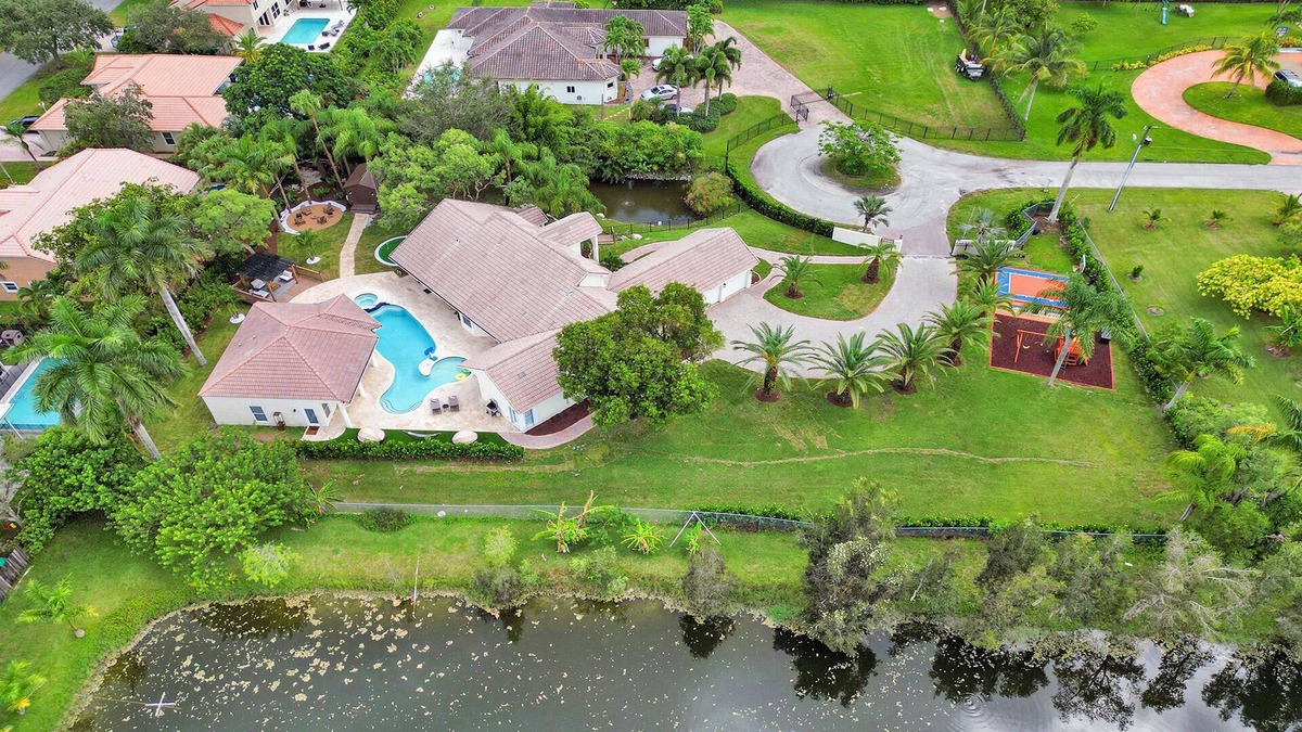 Southwest Ranches Villa | The Grand Luxe 8BR Villa w POOL and basketball