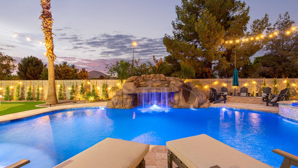 Gilbert House | The Grand Saguaro, Heated Pool, Hot Tub, Pickleball, Sleeps 27