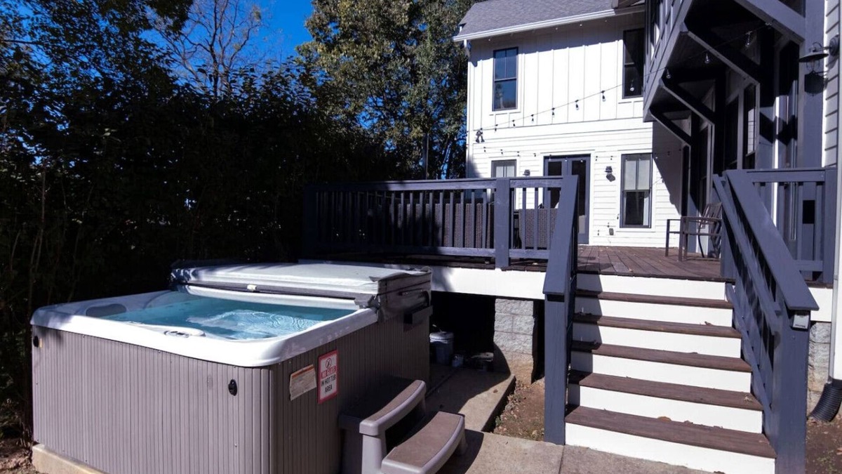 Lockeland Springs House | The Grand Terrace Hot Tub + Deck Sleep 12