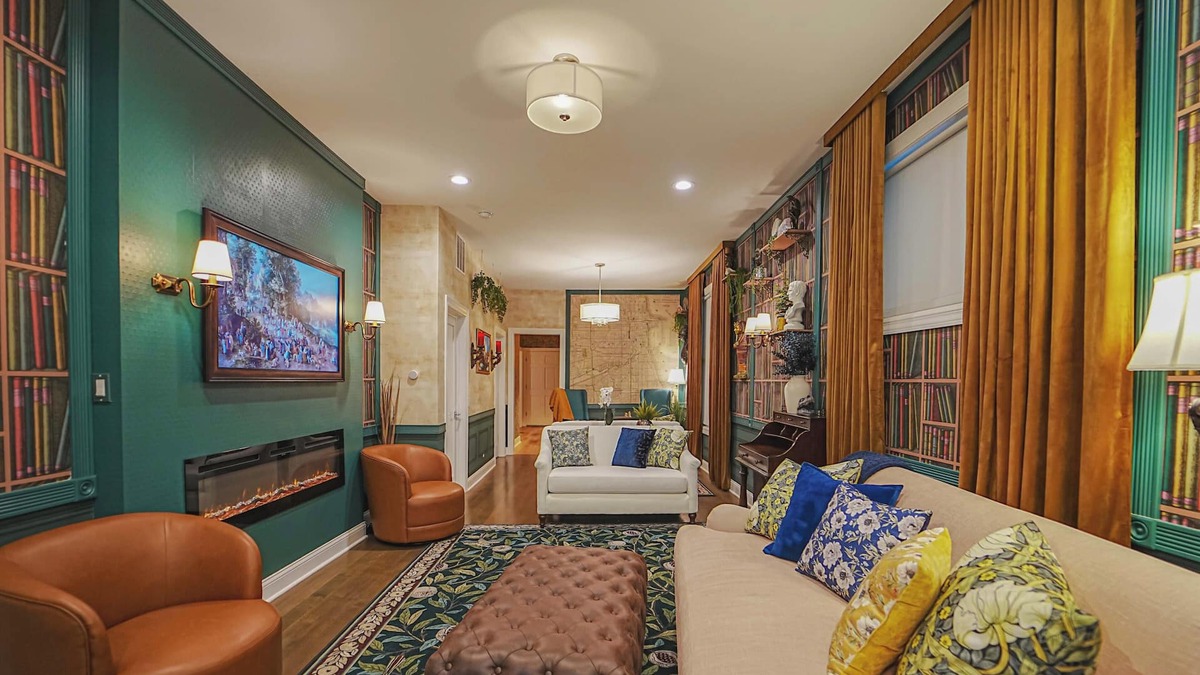 North Center Apartment | The Grand Vic: Large 5BD/3BA Home +Garagen