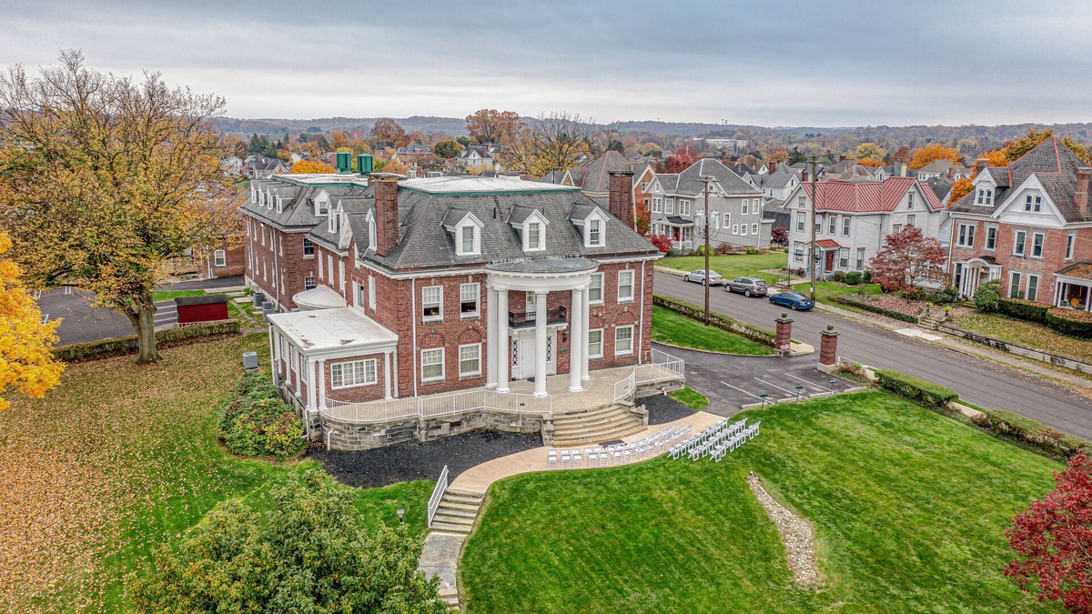 Greensburg Resort | THE GRANDEUR ESTATE