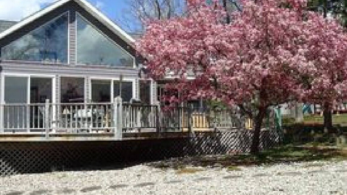 Grayling House | The Gray Escape Steps away from Lake Margrethe