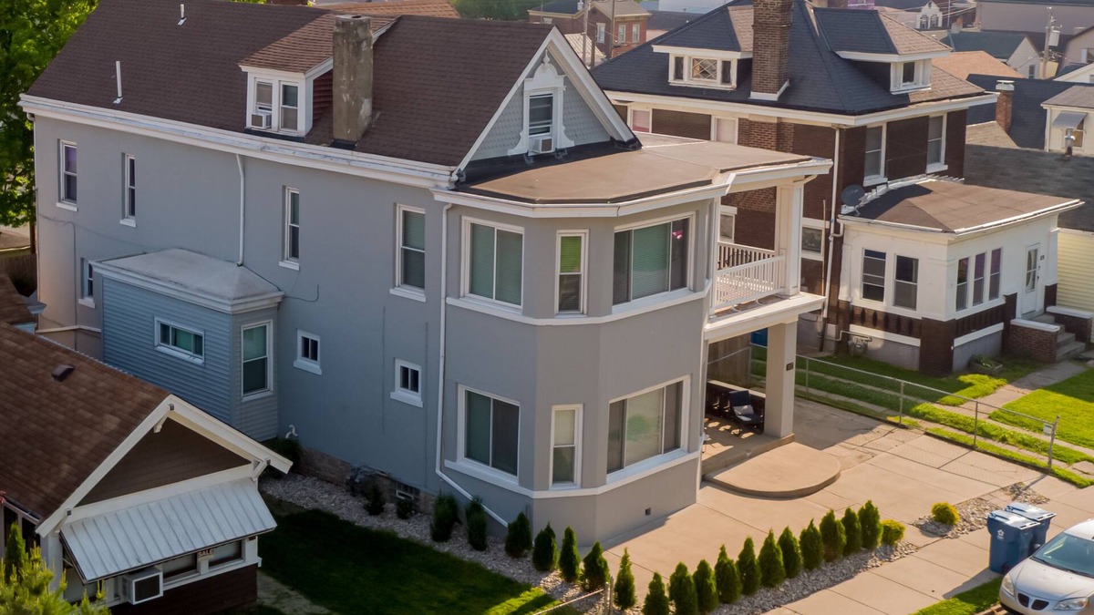 Dayton House | The Gray Whale. 6 BR 3 Baths. Three miles to Downtown Cincinnati. Sleeps 18+