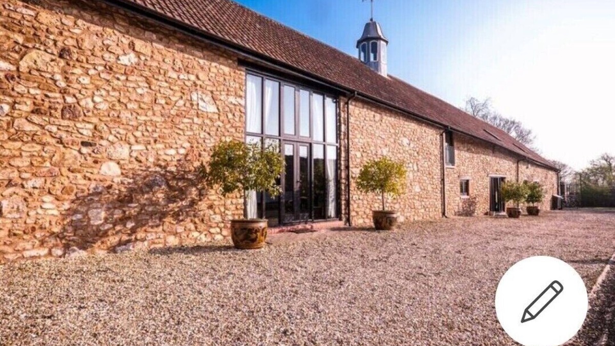 West Buckland House | The Great Long Barn Somerset Stays frm £100-£150pppn Festive from 1-3 nights £5k