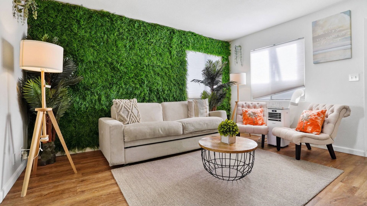 Pierpont Bay Apartment | The Green Haven, 1 Minute Walk to Beach & Restaurants, 2 King Size Beds, Kitchen