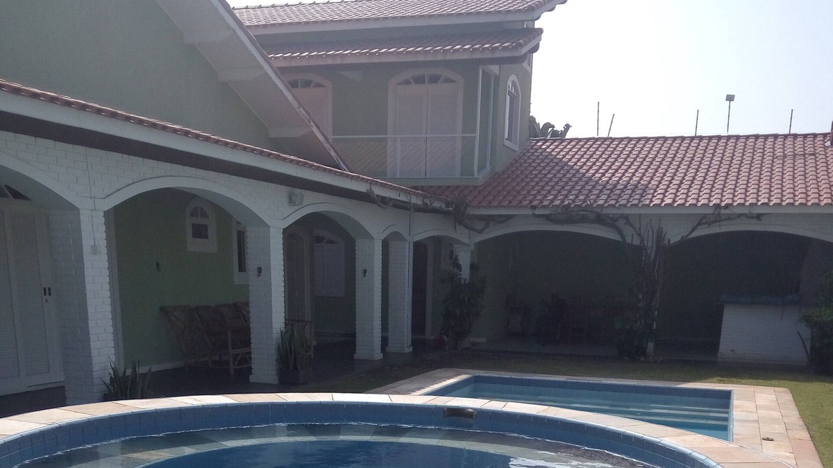 Jardim Marcia House | The Green House. 6 bed house with swimming pool, jacuzzi and BBQ. Close to beach