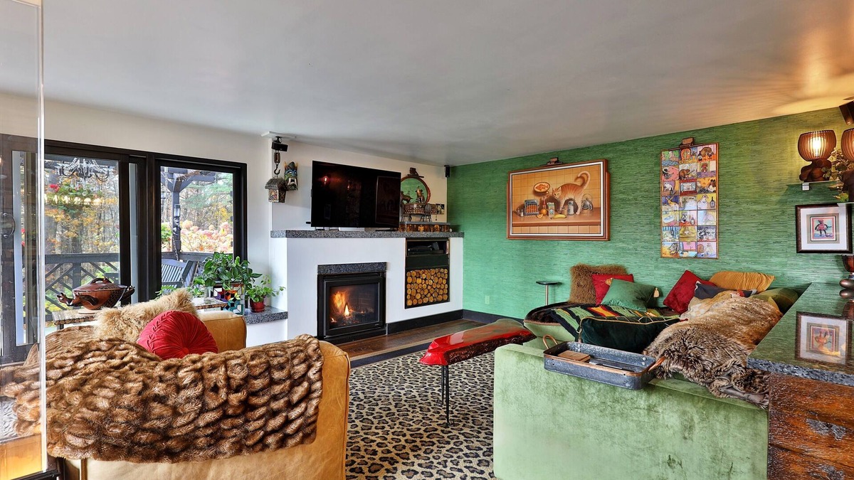 Killington House | The Green House: Killington's Most Unique Ski Home. Close to Resort. Hot Tub. Upper Unit