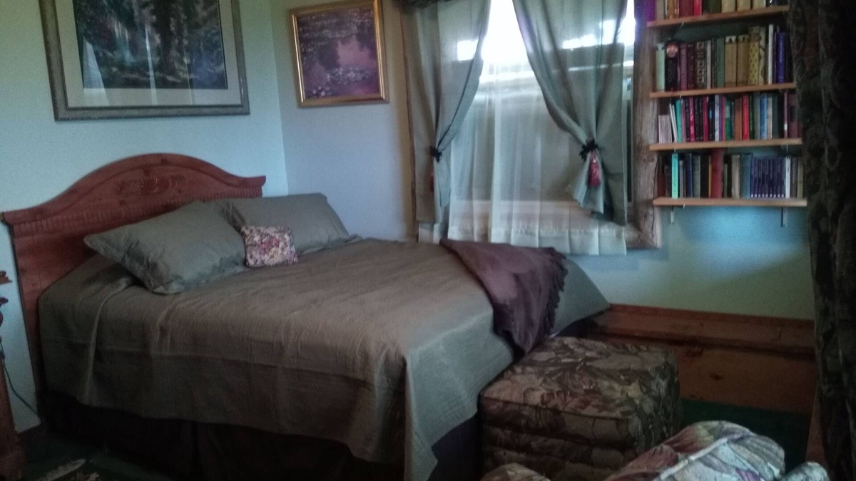 Cohoe Bed & Breakfast | The Green Room @ Hungry Moose B & B