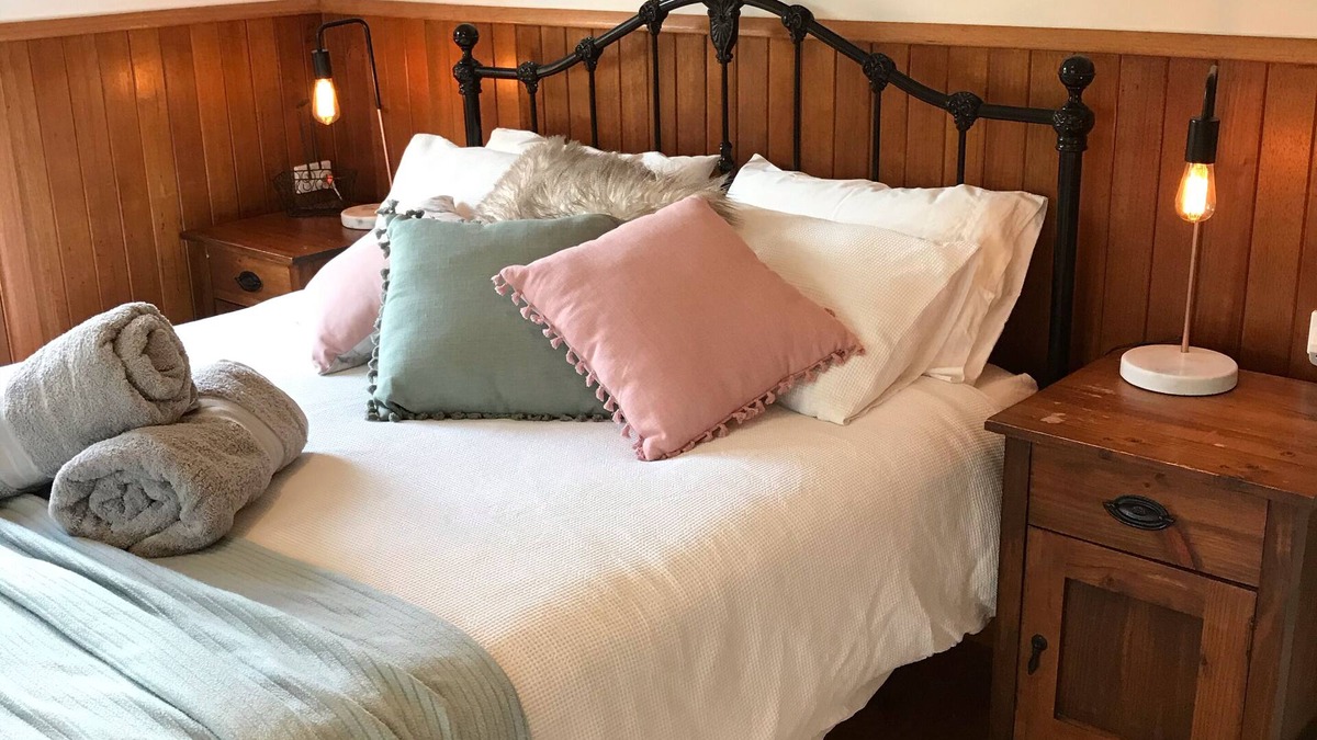 Wattle Glen Cottage | The Green Room Wattle Glen, boutique cottage