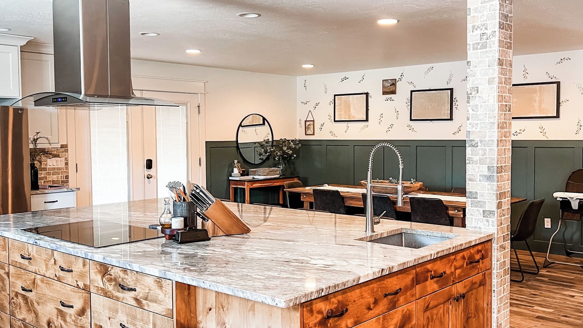 Nampa House | The Group Shouse - Sleeps 20+, Game Basement, 4 Patios, & More
