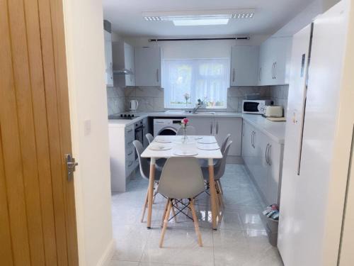 Glyndon House | The Grove 7 Bedroom, 7 Showers, 8 Beds, 8 toilets Beautiful House