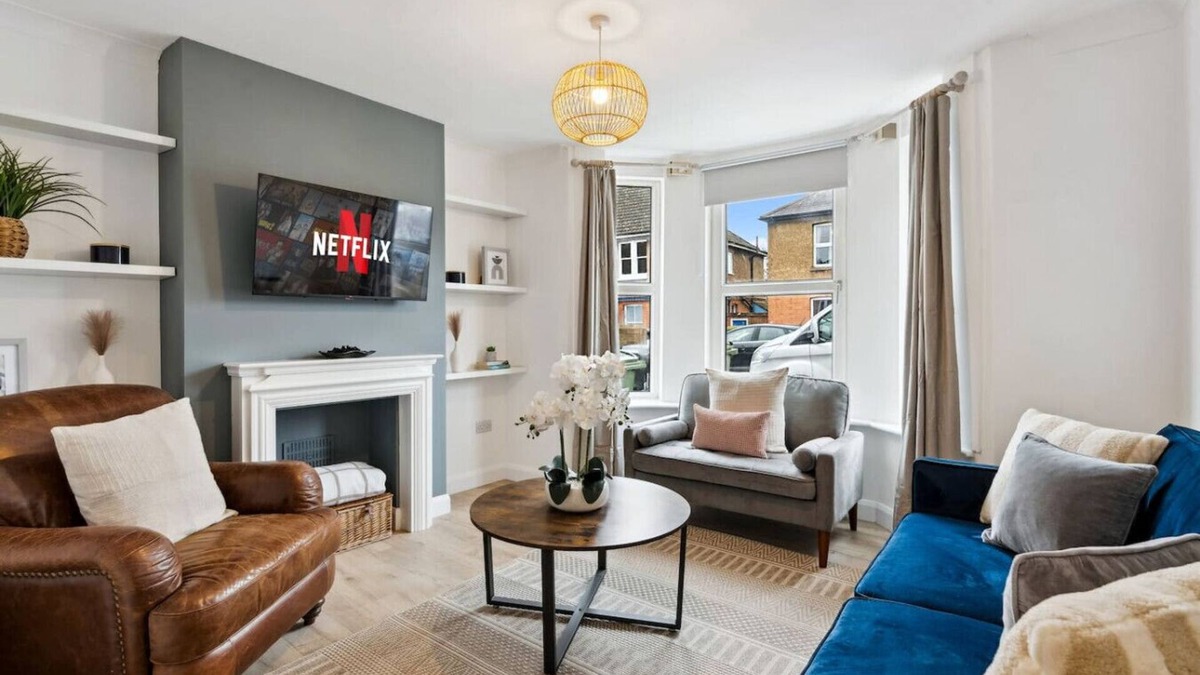 Guildford House | The Guildford Manor | Free Parking | 6 Beds