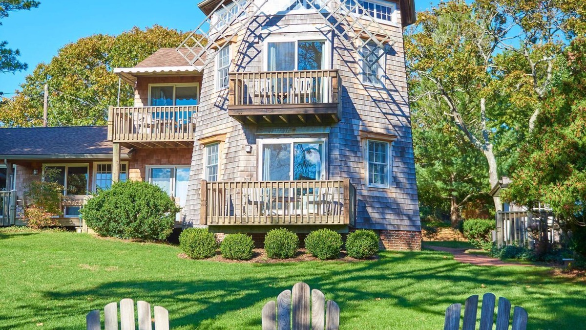 Hampton Bays Hotel | The Hampton Maid