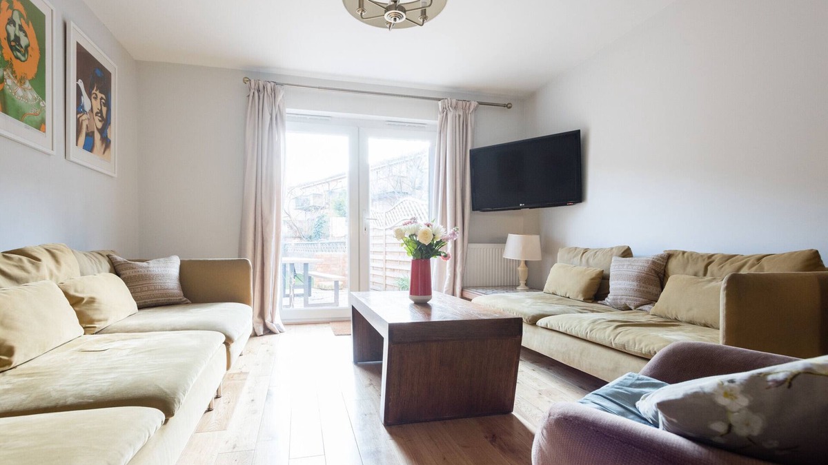 Elephant and Castle House | The Hampton Residence