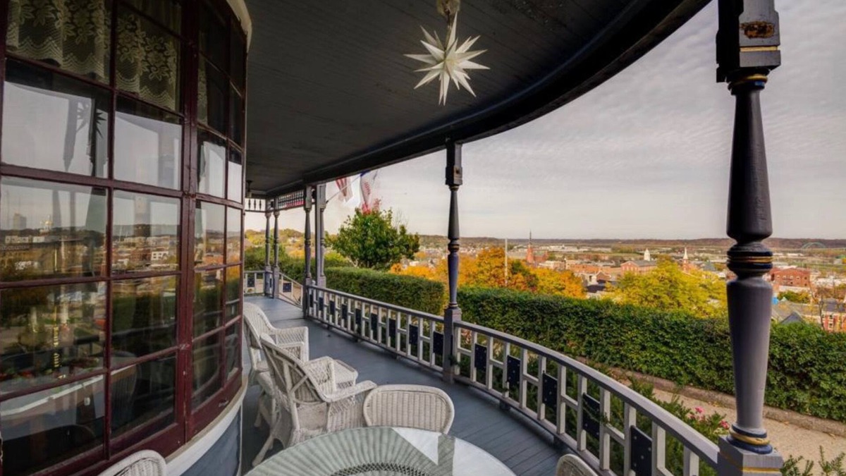 Dubuque Bed & Breakfast | The Hancock House