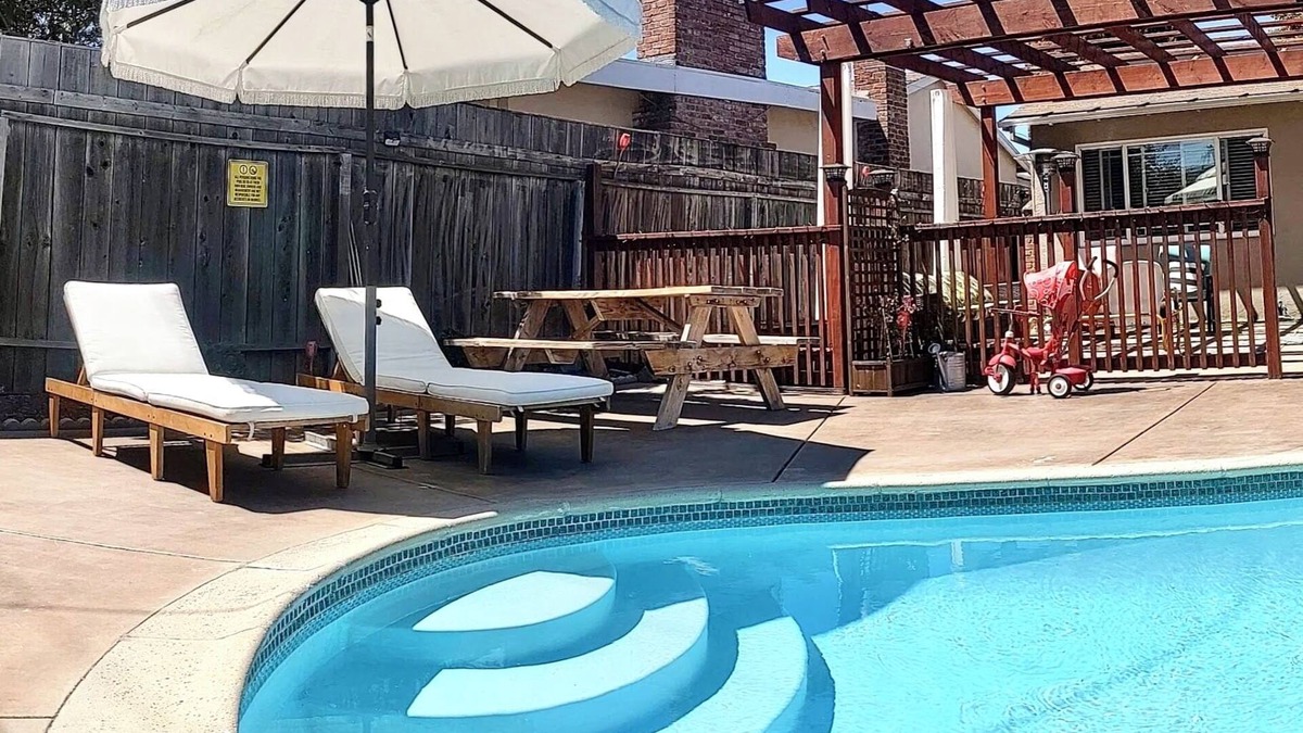 Hayward House | The Happy Hideaway - Swimming pool inside - 3BR - 2BA- Look at me!