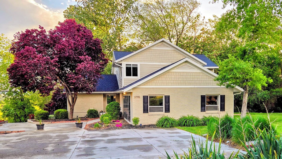 Little Rock Canyon House | The Happy Valley Home-Newly Remodeled Home, Huge & Spacious Yard, Amazing Views