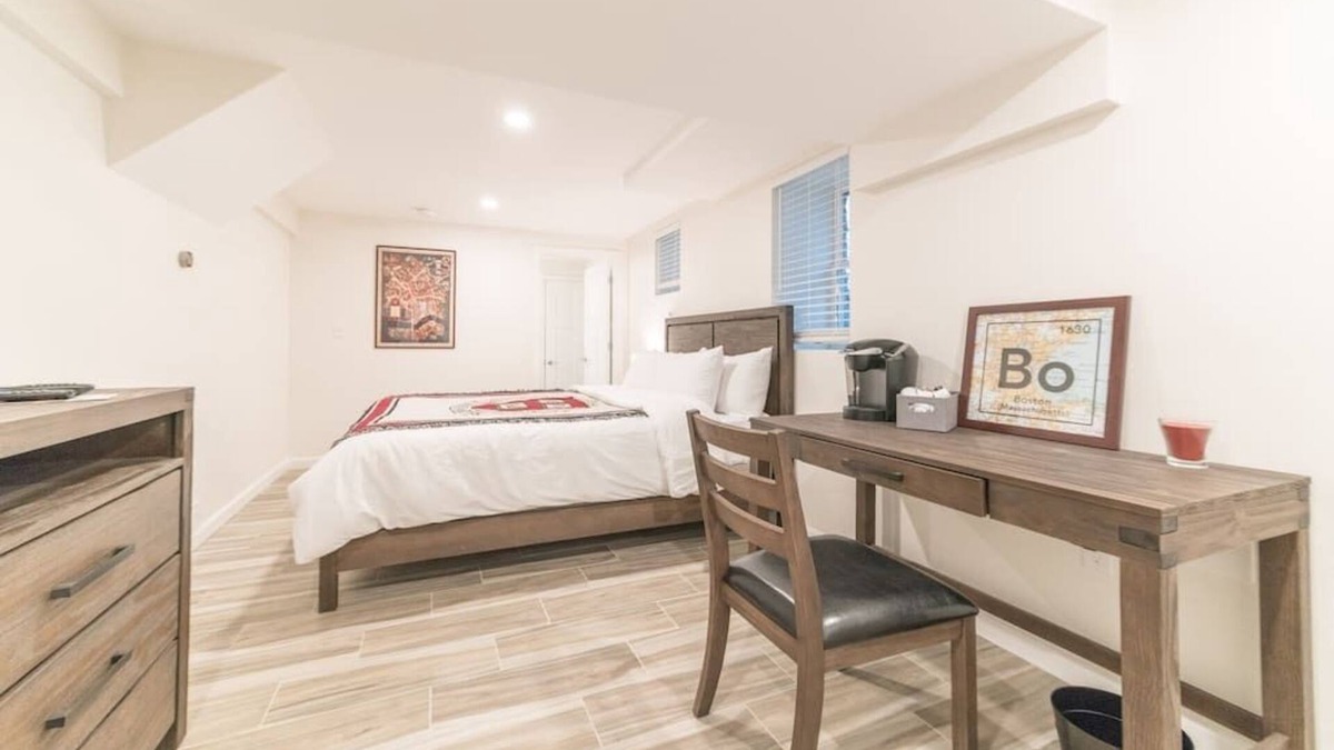 Allston Apartment | The Harvard Room conveniently near BC & Harvard