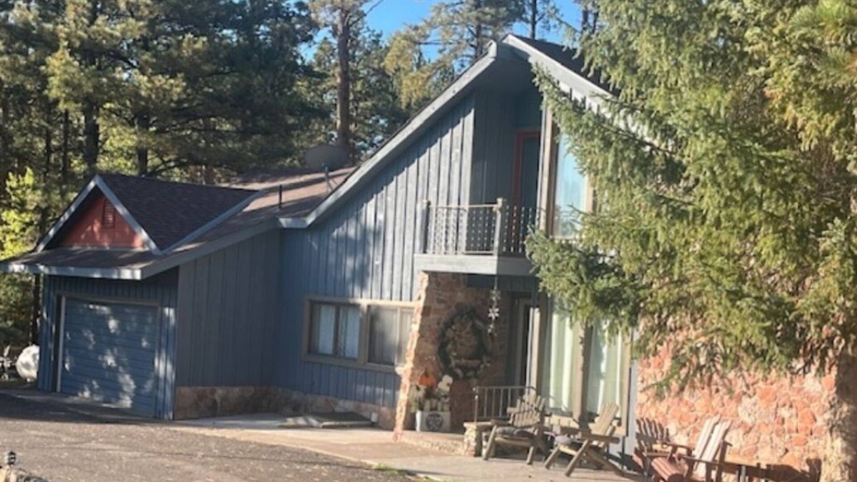 Ponderosa Pines House | The Harvest Moon Mountain Retreat