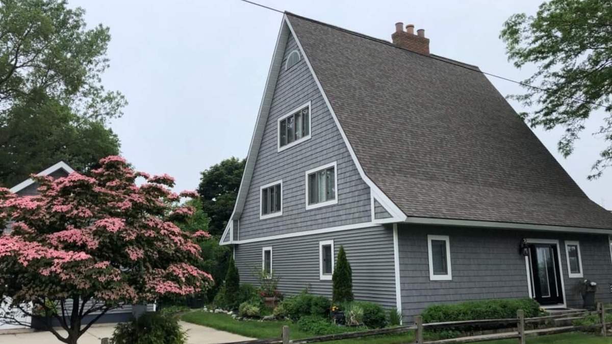 Bluffton House | "The Haven at Bluffton" Charming Chalet on the Muskegon Channel~Bring your Boat!