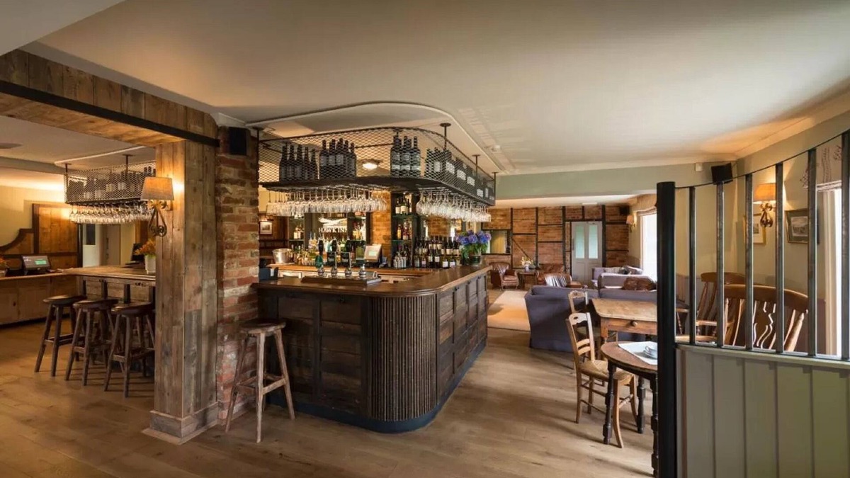 Amport Hotel | The Hawk Inn