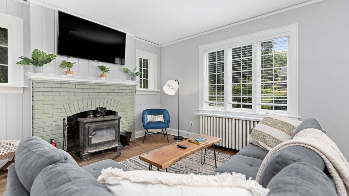 Waynesboro House | The Hawksbill Haus (w/hot tub)