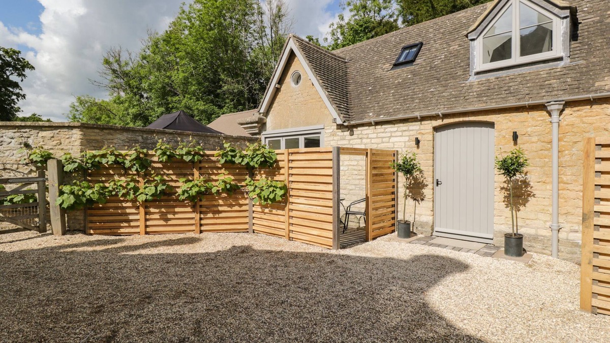 Westonbirt Cottage | THE HAYLOFT, family friendly, with hot tub in Sherston