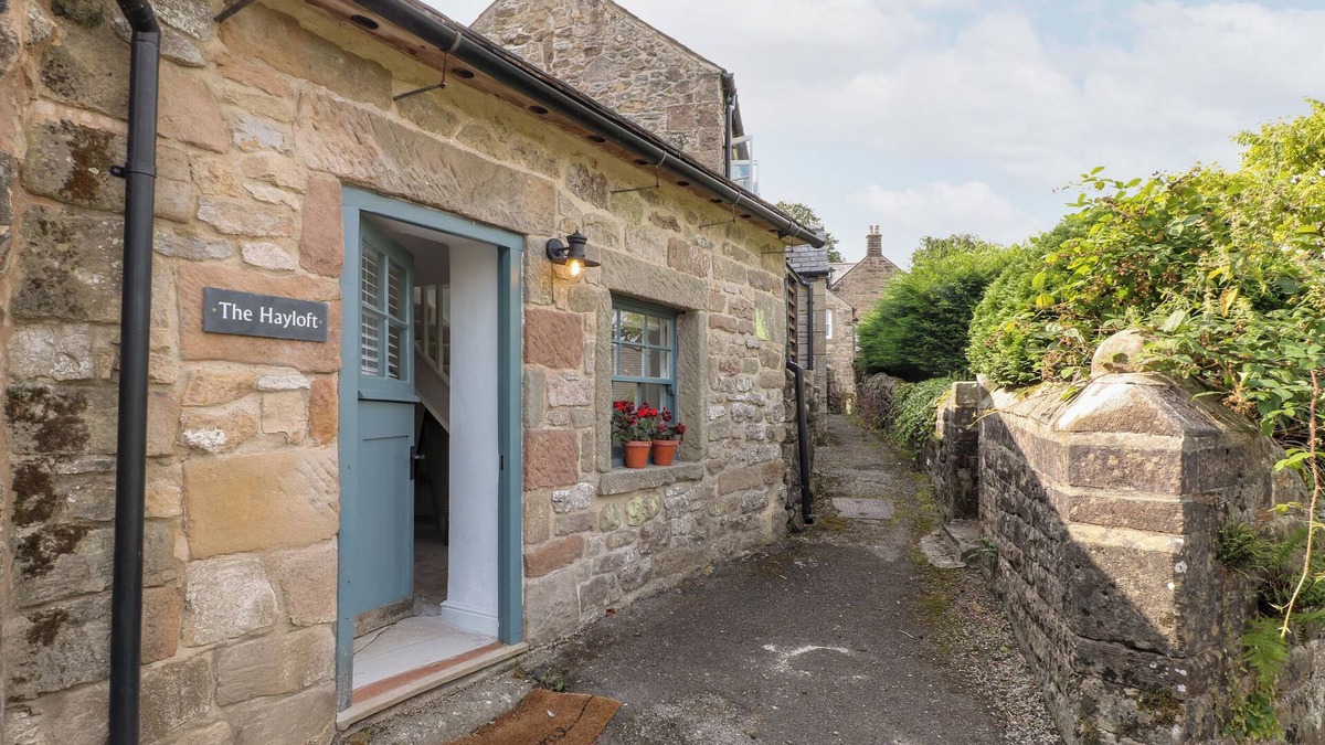 Winster Cottage | THE HAYLOFT, romantic, character holiday cottage in Winster