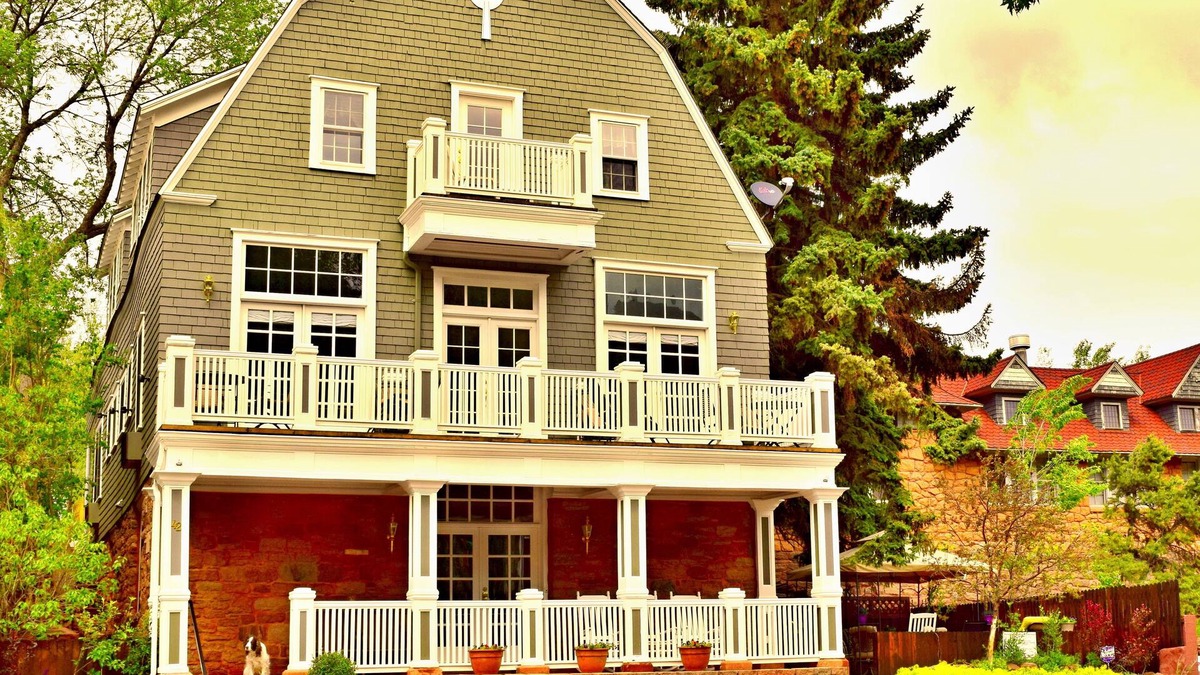 Manitou Springs Historic District Apartment | The Heart of Manitou Springs. Award-winning. Luxurious. Romantic. 2nd Floor West