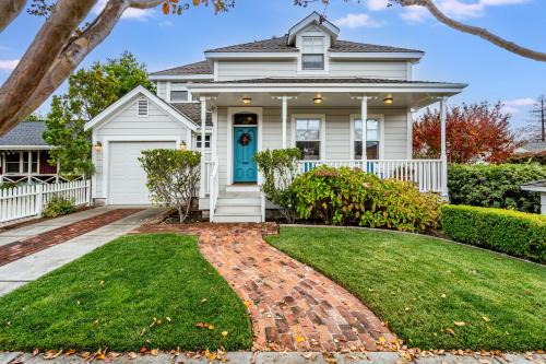 Sonoma House | The Heart of Sonoma Plaza, Stylish 1877 Victorian