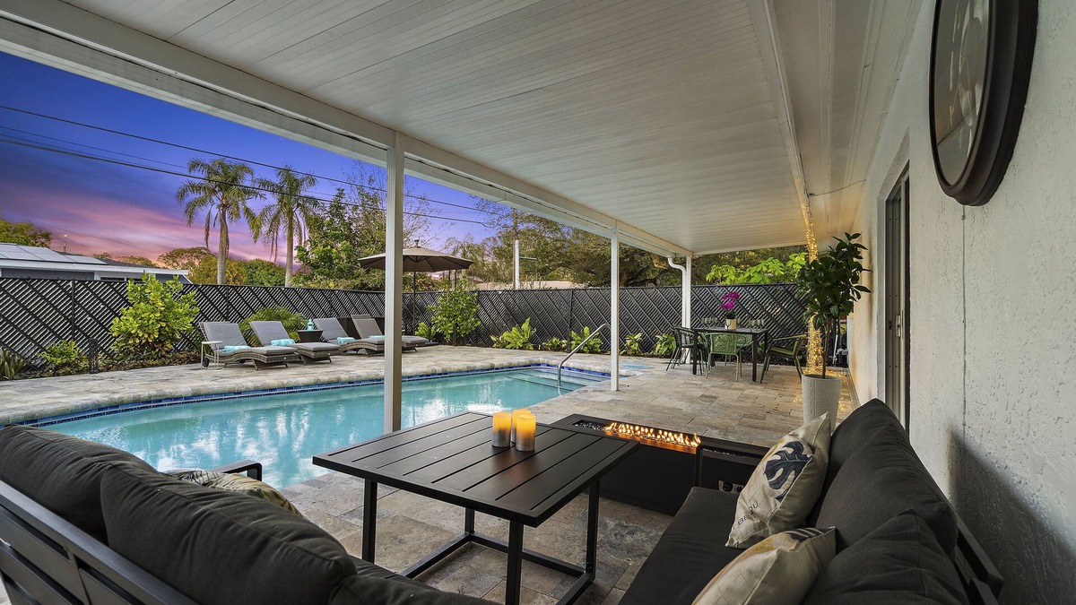 Disston Heights House | The Heaven - Pet Friendly w/BBQ, Pool & Tiki Bar
