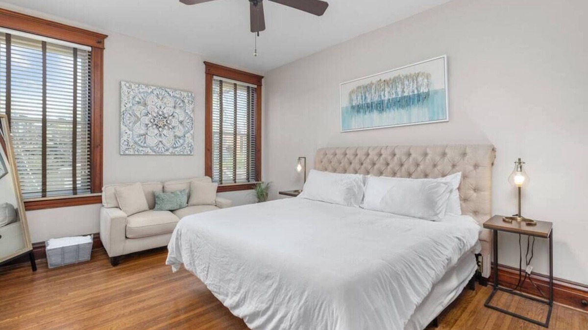 Tower Grove South House | The Heights Hideaway a Stylish & Spacious Retreat